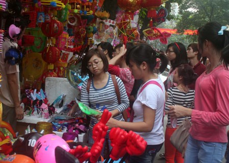 La fête de la mi-automne dans l’ancien quartier de Hanoï - ảnh 2