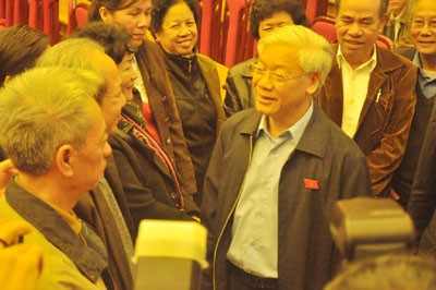 Le SG du PCV Nguyên Phu Trong et les députés de Hanoi rencontrent l’électorat - ảnh 1