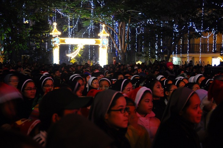 Une soirée de Noël chaleureuse à Hanoi - ảnh 6