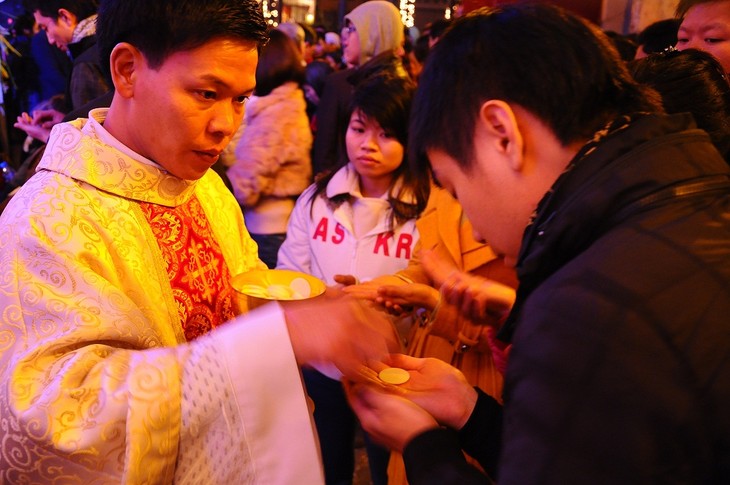 Une soirée de Noël chaleureuse à Hanoi - ảnh 10