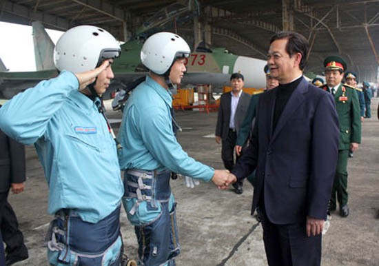 Le PM rend visite au régiment aérien 923 - ảnh 2