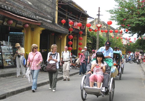 Arrivée en masse des touristes au début de l'année lunaire - ảnh 1