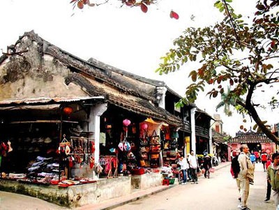 Arrivée en masse des touristes au début de l'année lunaire - ảnh 2