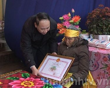 Souhaiter longévité aux personnes âgées - une tradition printanière - ảnh 2