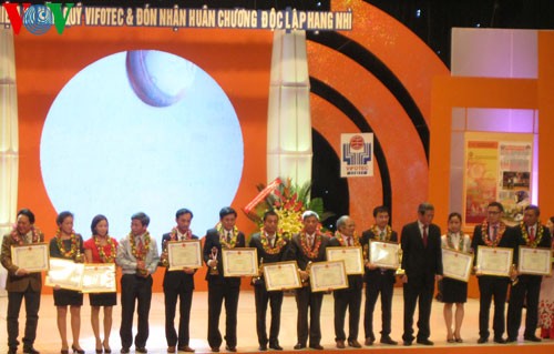 Remise des prix scientifico-techniques du Viet nam en 2012 - ảnh 1