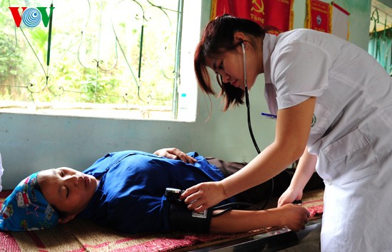 Les jeunes de la Radio la Voix du Vietnam viennent en aide aux pauvres à Hà Giang - ảnh 2