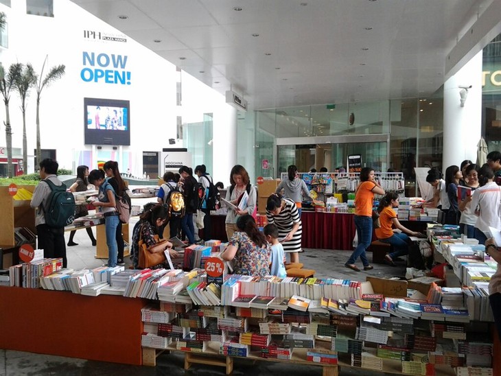 Journée de la lecture gratuite à Indochina Plaza, rendez-vous des bibliophiles de Hanoi - ảnh 4