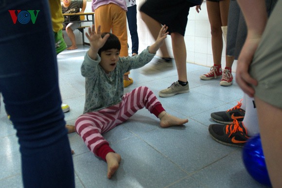 Un jour aux côtés des enfants handicapés du village de Hòa Bình  - ảnh 10