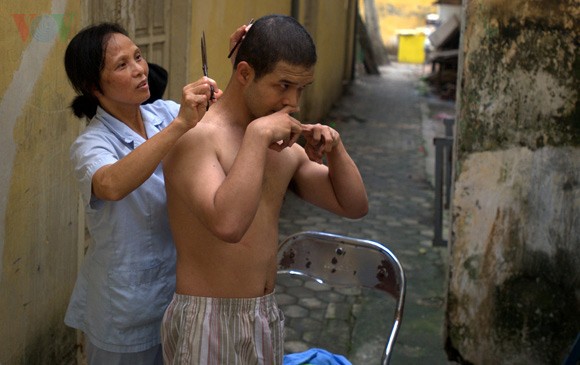 Un jour aux côtés des enfants handicapés du village de Hòa Bình  - ảnh 4