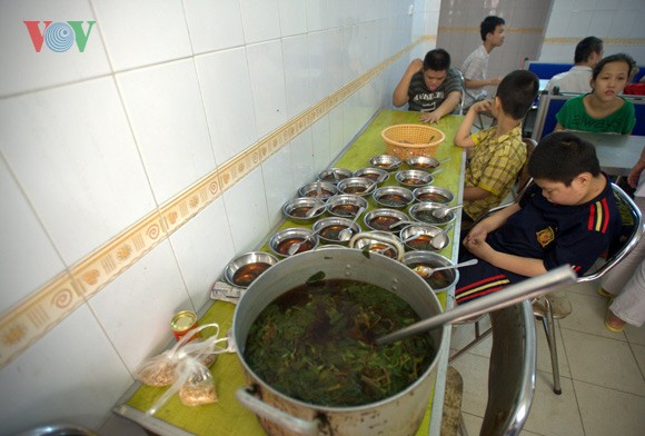 Un jour aux côtés des enfants handicapés du village de Hòa Bình  - ảnh 8