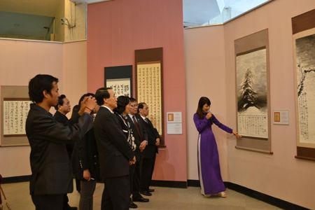 Expostion de calligraphie sur les des poèmes en écriture chinoise de Ho Chi Minh - ảnh 1