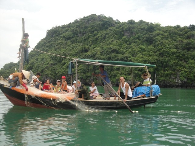 Etre pêcheur pendant un jour à Halong - ảnh 2