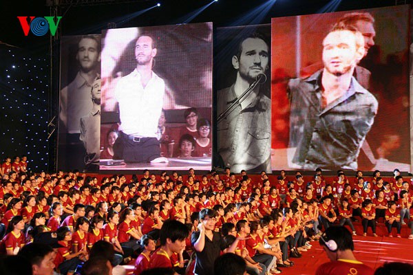 Nick Vujicic inspire les jeunes Vietnamiens - ảnh 7