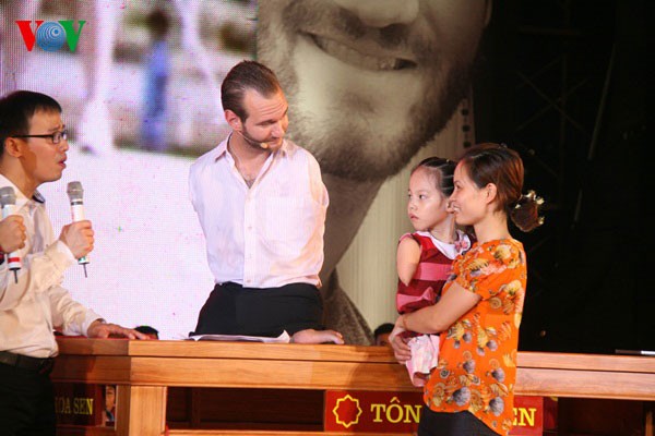 Nick Vujicic inspire les jeunes Vietnamiens - ảnh 15