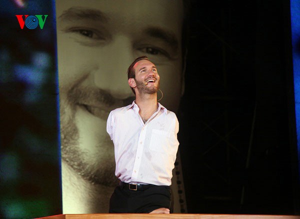 Nick Vujicic inspire les jeunes Vietnamiens - ảnh 2