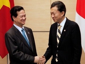 Le Premier Ministre Nguyen Tan Dung reçoit l’ancien Premier Ministre Japonais Yukio Hatoyama - ảnh 1