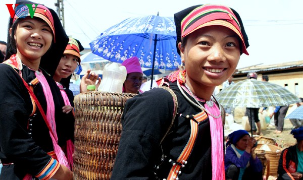 Un marché forain à Dào San - Lai Châu - ảnh 1