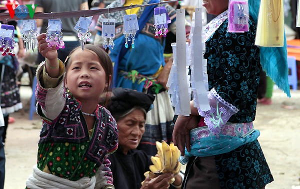 Un marché forain à Dào San - Lai Châu - ảnh 9