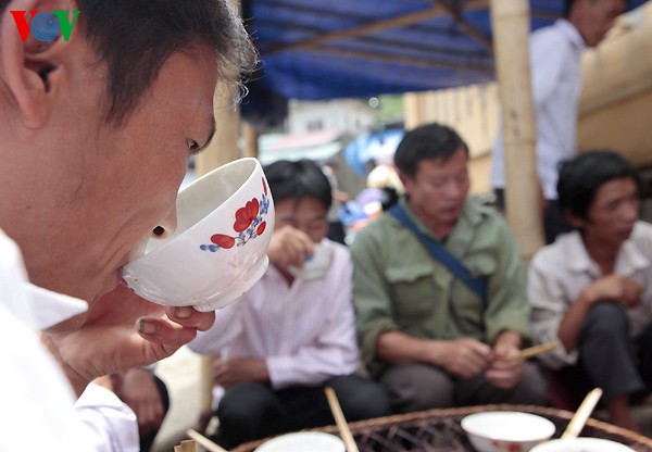 Un marché forain à Dào San - Lai Châu - ảnh 13