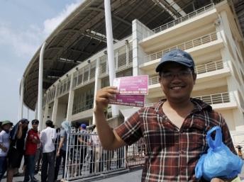 Les fans vietnamiens saluent les joueurs d’Arsenal - ảnh 1