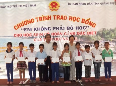 Remise des bourses d’études du fonds de patronage pour les enfants vietnamiens - ảnh 1