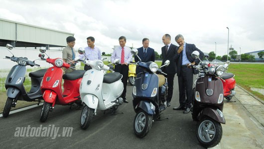 Le  vice-ministre italien des Affaires Etrangères visite l’usine Piagio Vinh Phuc - ảnh 1