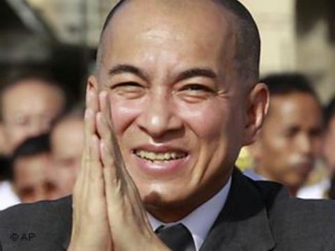 Le roi cambodgien appelle le peuple à faire preuve de retenue - ảnh 1