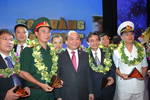 Célébration du 10ème anniversaire du prix de l’Etoile d’or du Vietnam - ảnh 1