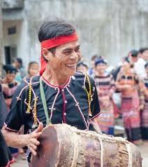 Les Cham H’roi et leur danse du tambour en duo  - ảnh 2