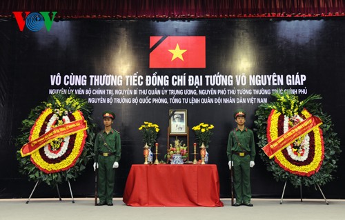 Visite de condoléances en mémoire du général Giap - ảnh 1