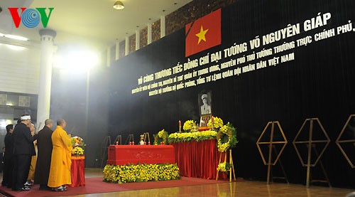 Visite de condoléances en mémoire du général Giap - ảnh 3