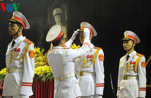 Visite de condoléances en mémoire du général Giap - ảnh 4