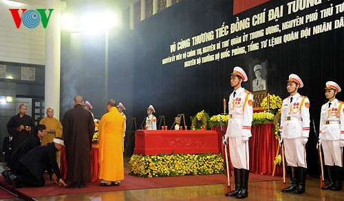 Visite de condoléances en mémoire du général Giap - ảnh 6