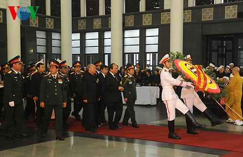 Visite de condoléances en mémoire du général Giap - ảnh 7