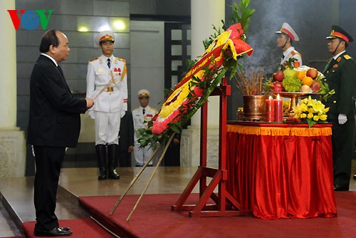 Visite de condoléances en mémoire du général Giap - ảnh 8