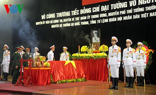 Visite de condoléances en mémoire du général Giap - ảnh 11