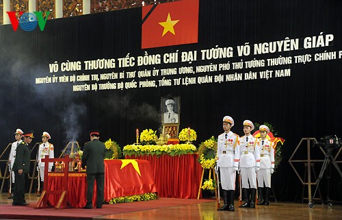 Visite de condoléances en mémoire du général Giap - ảnh 12