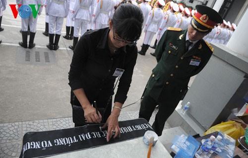 Visite de condoléances en mémoire du général Giap - ảnh 14