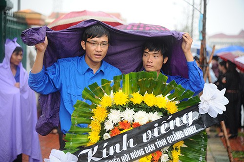 Dernier hommage au général Giap à Quang Binh, en dépit des intempéries - ảnh 5