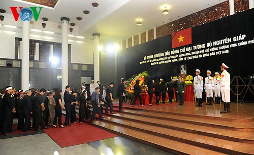 Visite de condoléances en mémoire du général Giap - ảnh 16