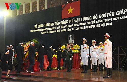 Visite de condoléances en mémoire du général Giap - ảnh 17