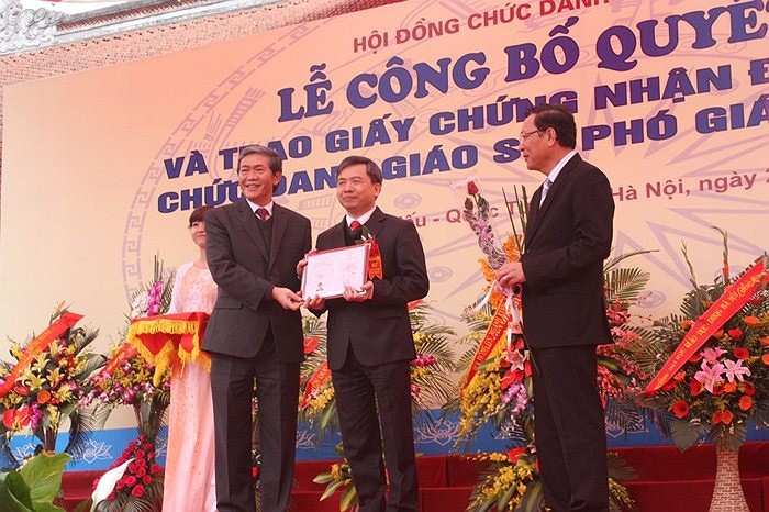 Célébration de la journée des enseignants vietnamiens  - ảnh 1