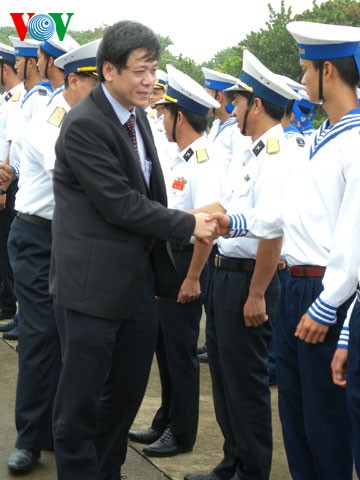 Une délégation de la Radio La Voix du Vietnam en visite sur Truong Sa Lon - ảnh 2