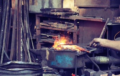 Giàng A Dia, celui qui préserve le métier de forgeron à Hông Ngài - ảnh 1