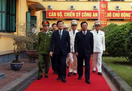 Le président Truong Tan Sang présente ses vœux du Tet à la police et à la Croix rouge - ảnh 1