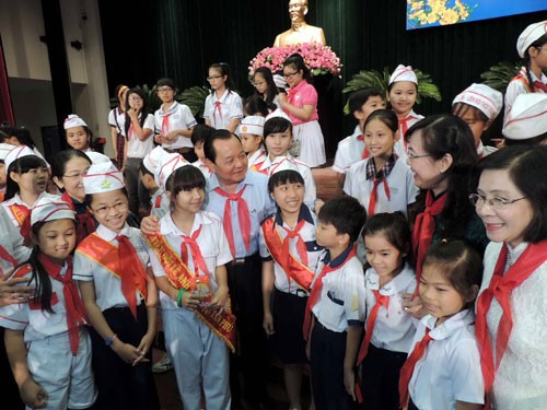 Des responsables de Ho Chi Minh-ville rencontrent des enfants exemplaires  - ảnh 1