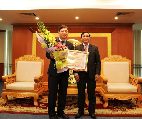 Le conseiller de l’ambassade sud-coréenne à Hanoï à l’honneur - ảnh 1