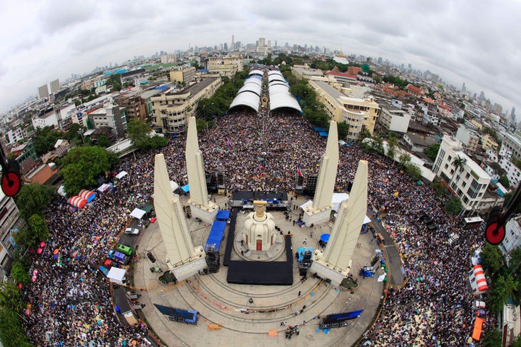 Thailande : les manifestants encerclent le siège du parti au pouvoir - ảnh 1