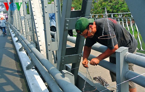 Festival de Hué 2014: le pont Truong Tiên illuminé par des milliers de lampes - ảnh 11