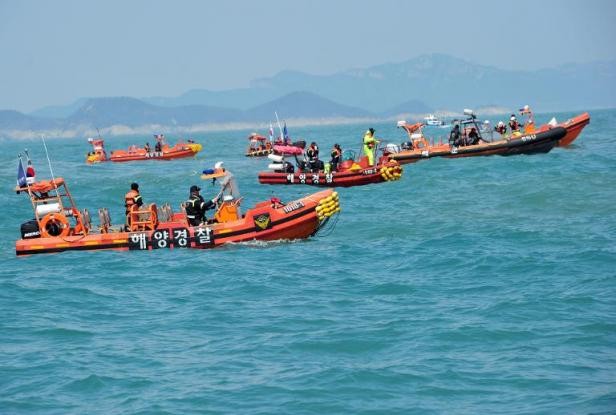 République de Corée: les plongeurs ont extrait 19 corps du ferry naufragé  - ảnh 1